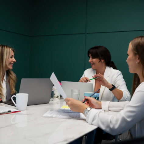 HR team providing benefits education to reduce employee stress