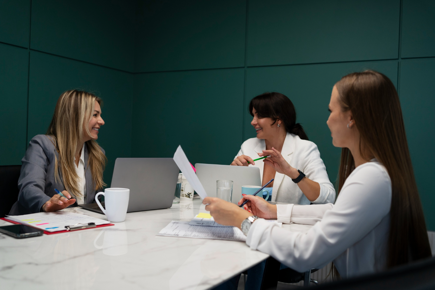 HR team providing benefits education to reduce employee stress