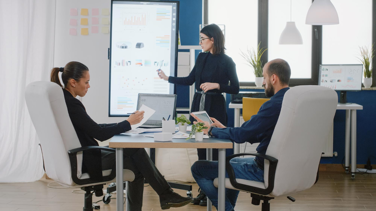 HR team reviewing benefits packages that employees value in 2026