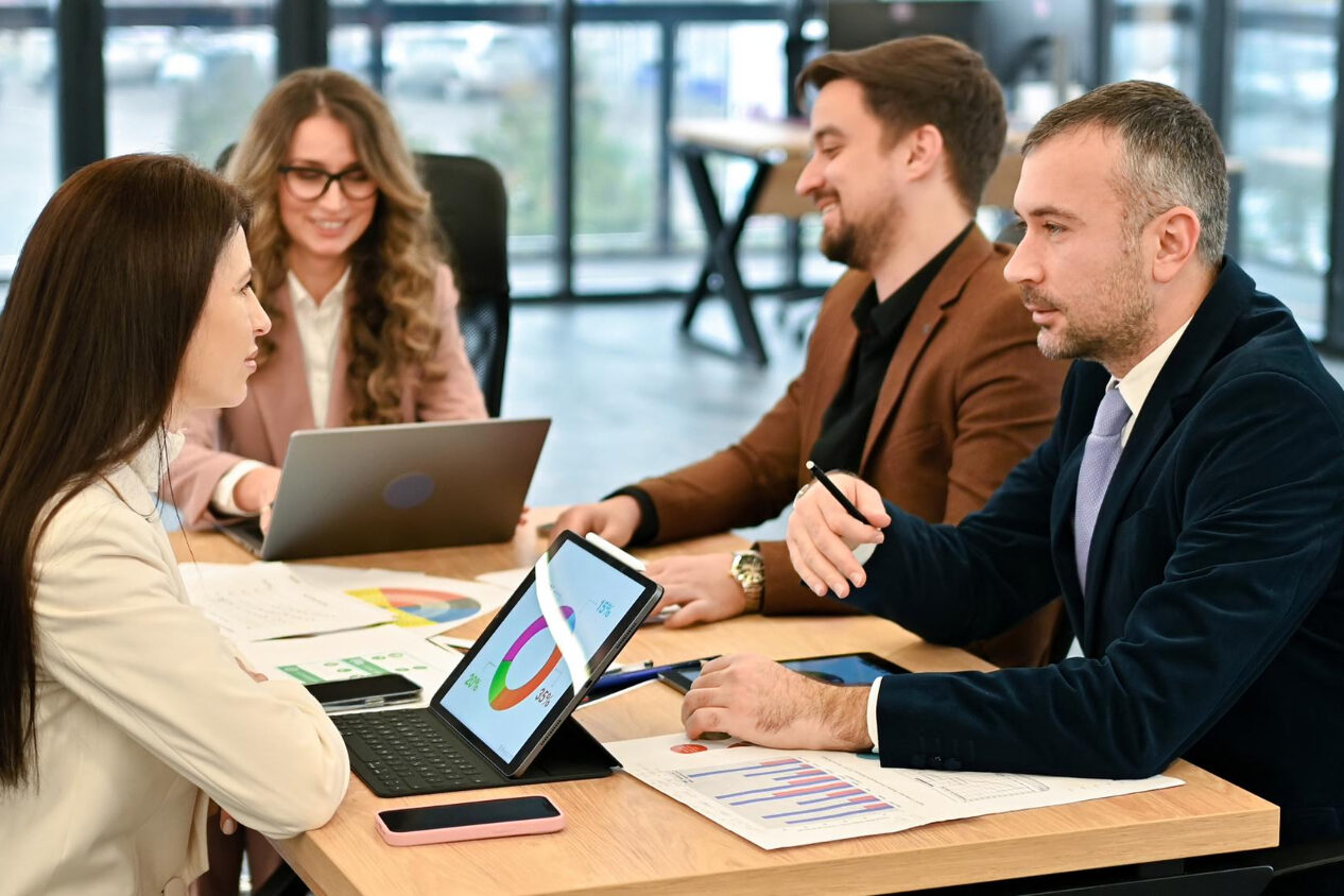 image-benefits-data-analytics-for-better-planning HR team using benefits data analytics for modern benefits planning