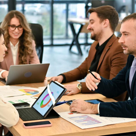 HR team using benefits data analytics for modern benefits planning