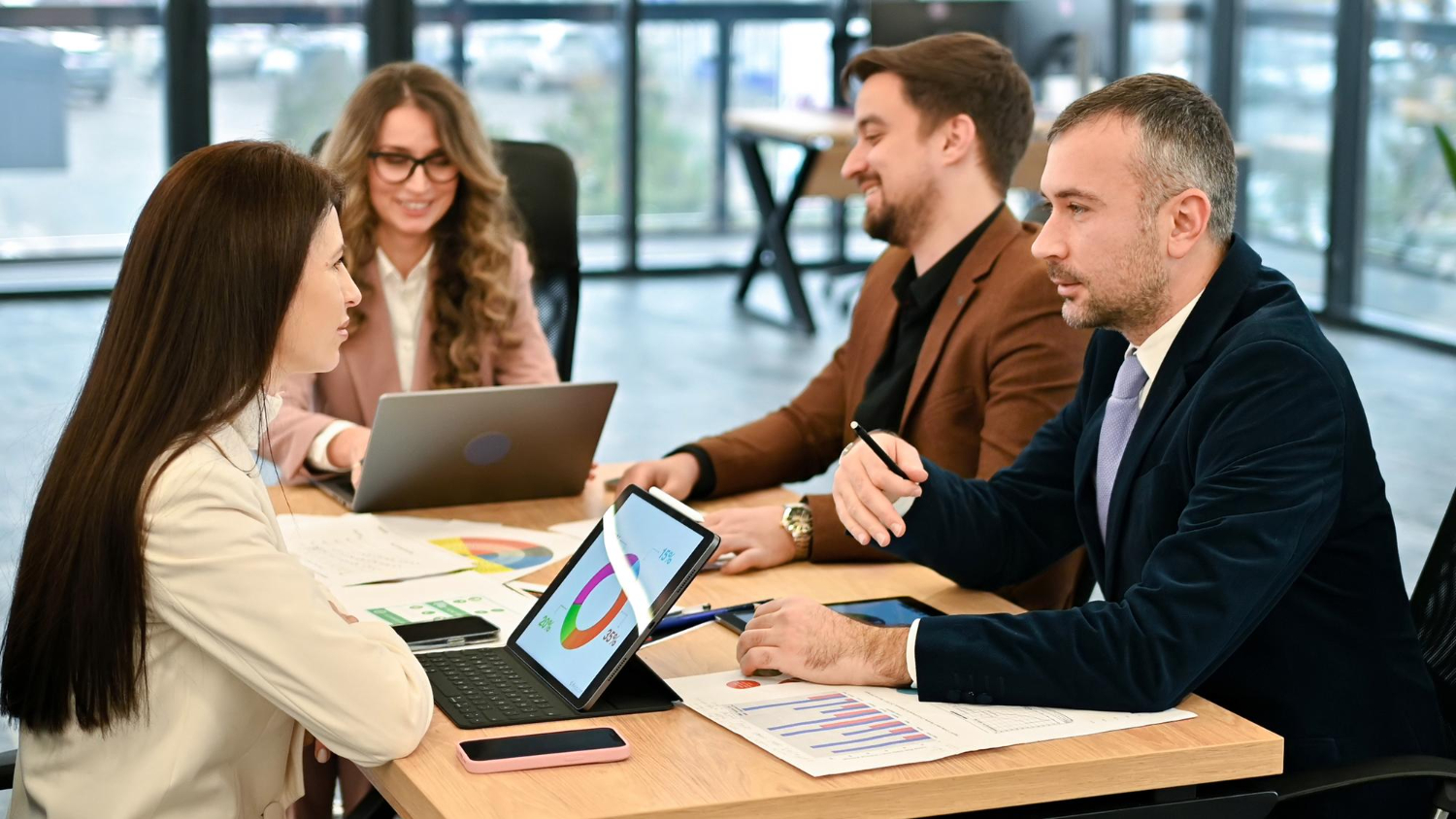 HR team using benefits data analytics for modern benefits planning